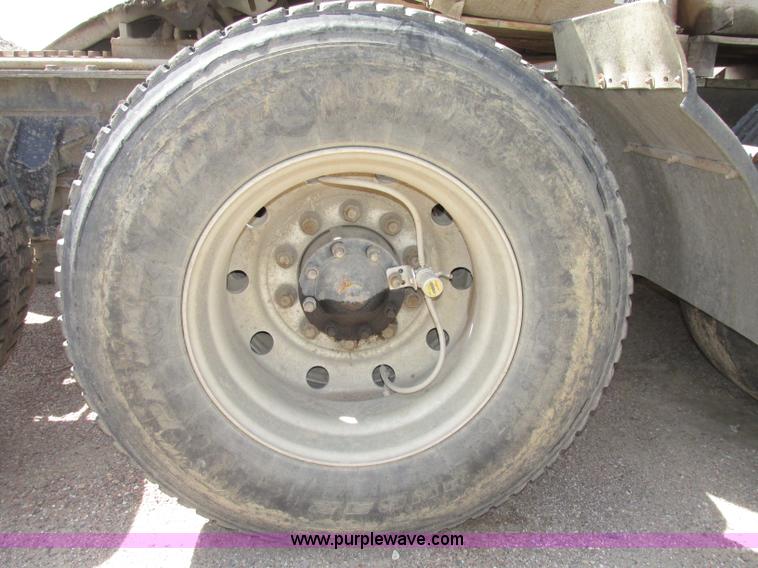 image for item G9998 2001 Sterling L9500 semi truck