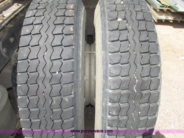 image for item G9998 2001 Sterling L9500 semi truck