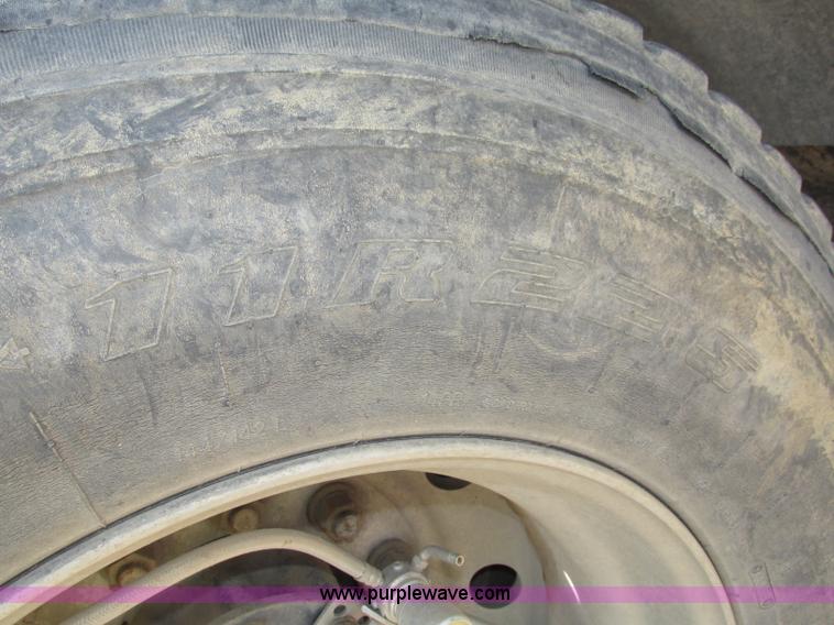 image for item G9998 2001 Sterling L9500 semi truck