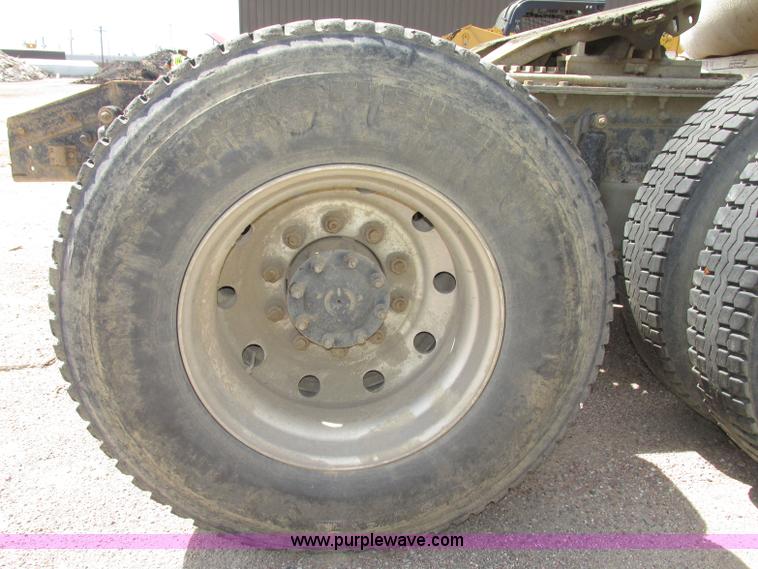 image for item G9998 2001 Sterling L9500 semi truck