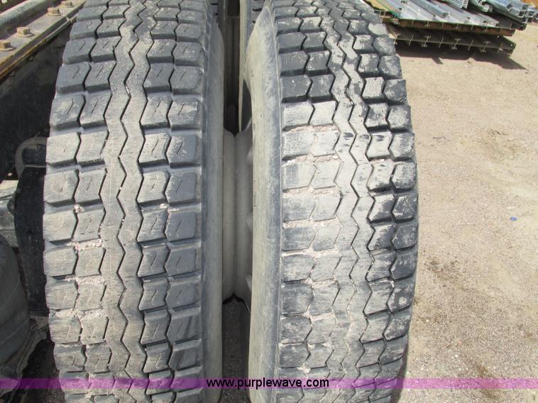 image for item G9998 2001 Sterling L9500 semi truck