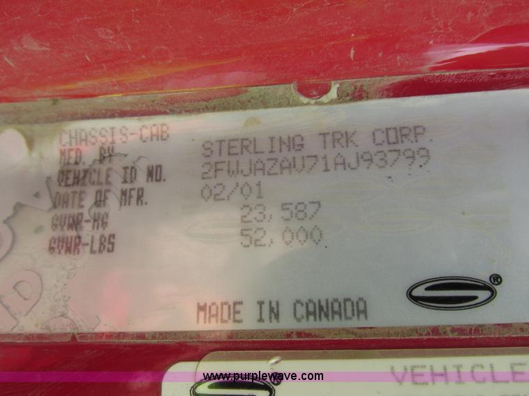 image for item G9998 2001 Sterling L9500 semi truck