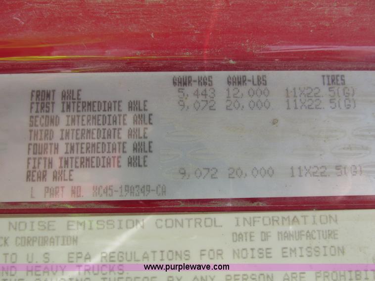 image for item G9998 2001 Sterling L9500 semi truck