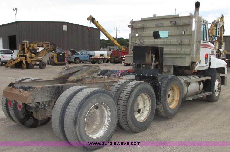 image for item G9999 1993 Mack CH613 semi truck