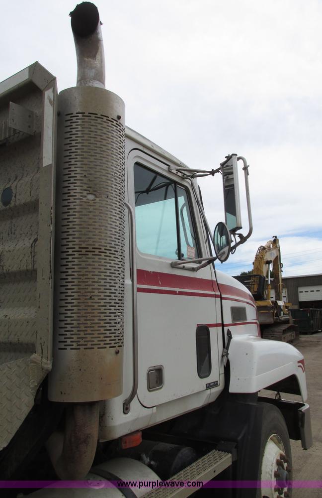 image for item G9999 1993 Mack CH613 semi truck