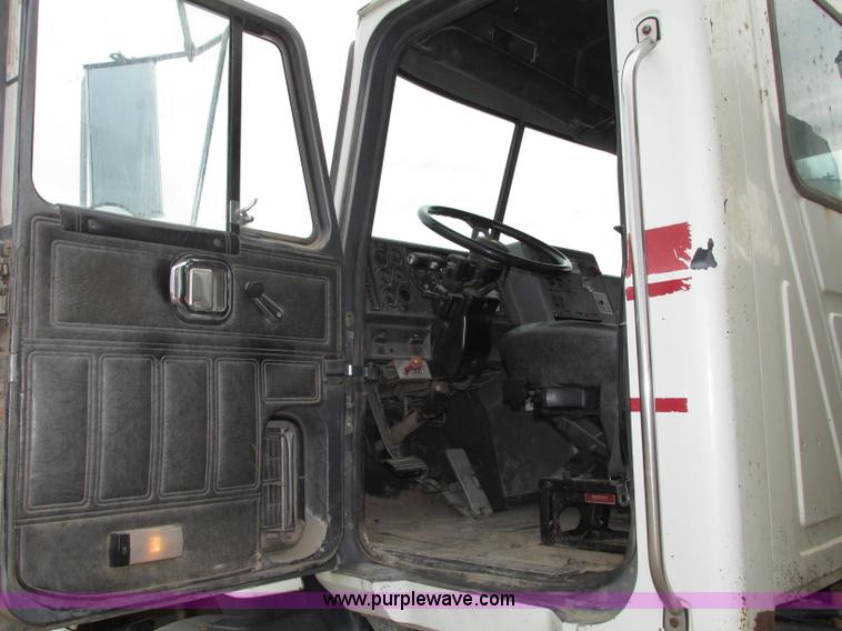 image for item G9999 1993 Mack CH613 semi truck