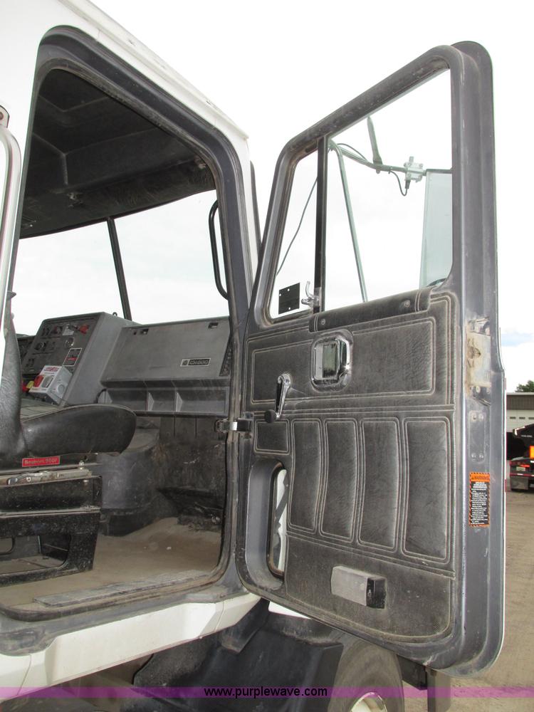 image for item G9999 1993 Mack CH613 semi truck