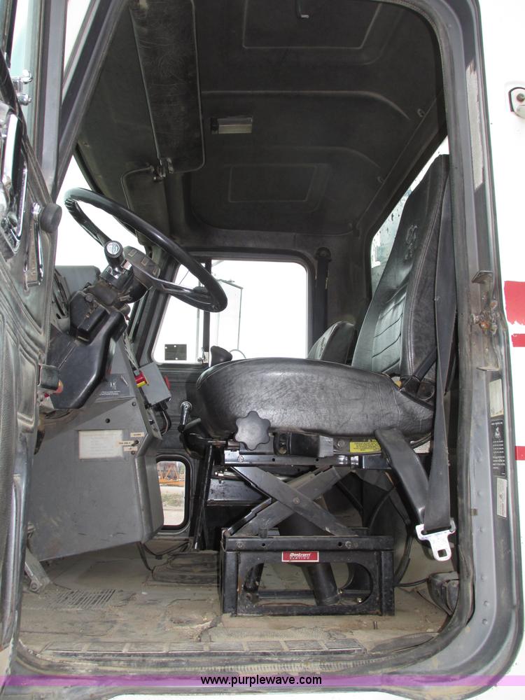 image for item G9999 1993 Mack CH613 semi truck