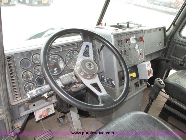 image for item G9999 1993 Mack CH613 semi truck