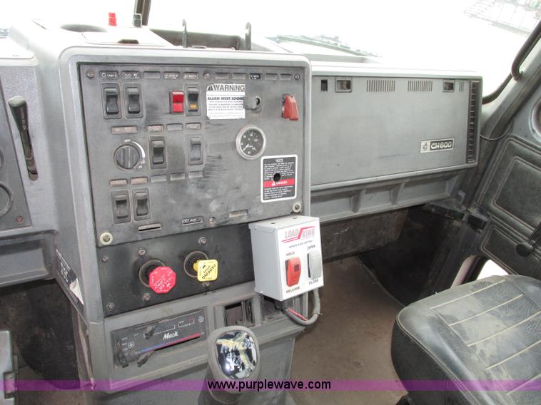 image for item G9999 1993 Mack CH613 semi truck
