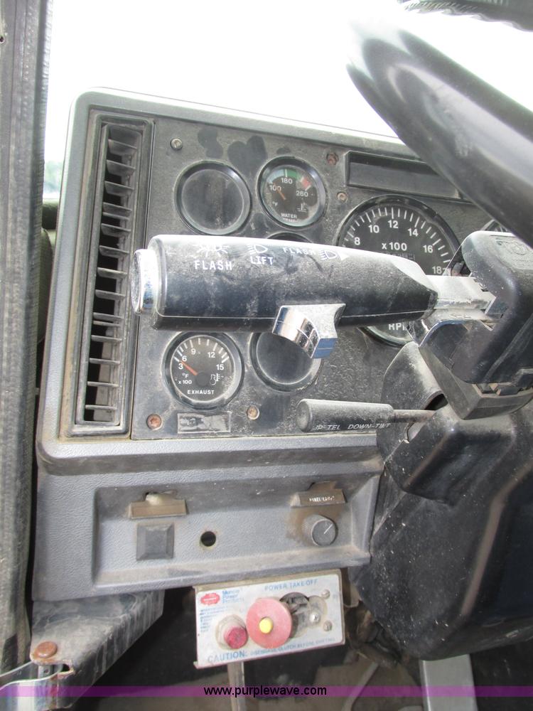 image for item G9999 1993 Mack CH613 semi truck