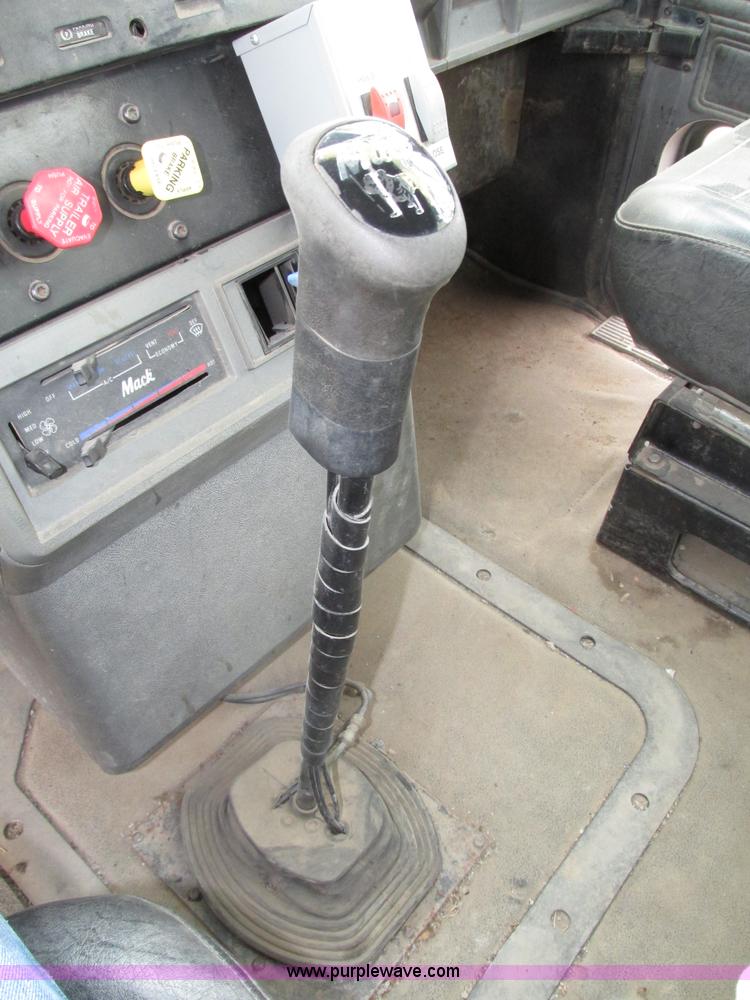 image for item G9999 1993 Mack CH613 semi truck