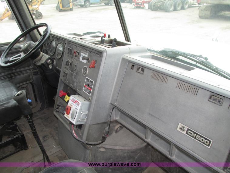 image for item G9999 1993 Mack CH613 semi truck