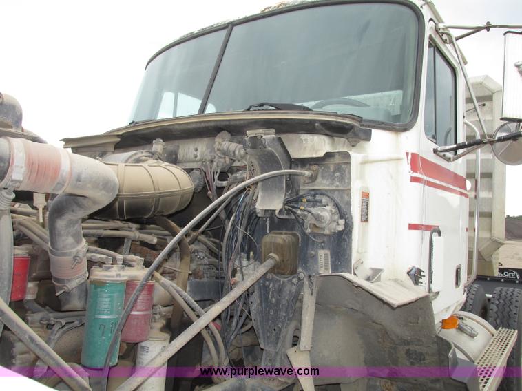 image for item G9999 1993 Mack CH613 semi truck