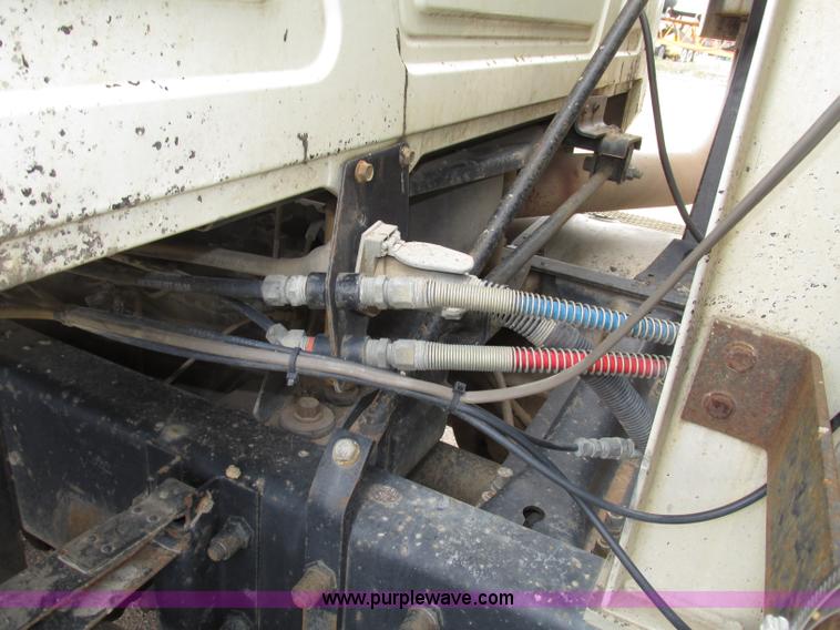 image for item G9999 1993 Mack CH613 semi truck