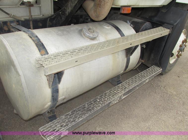 image for item G9999 1993 Mack CH613 semi truck