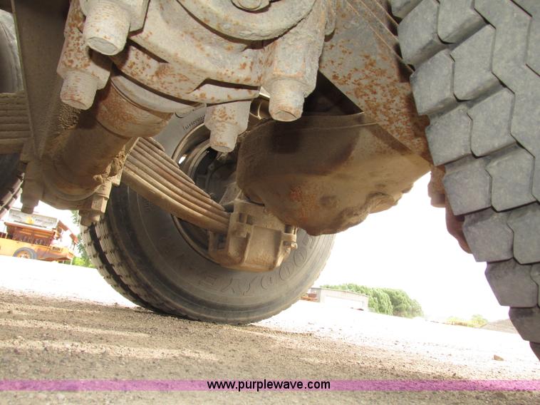 image for item G9999 1993 Mack CH613 semi truck