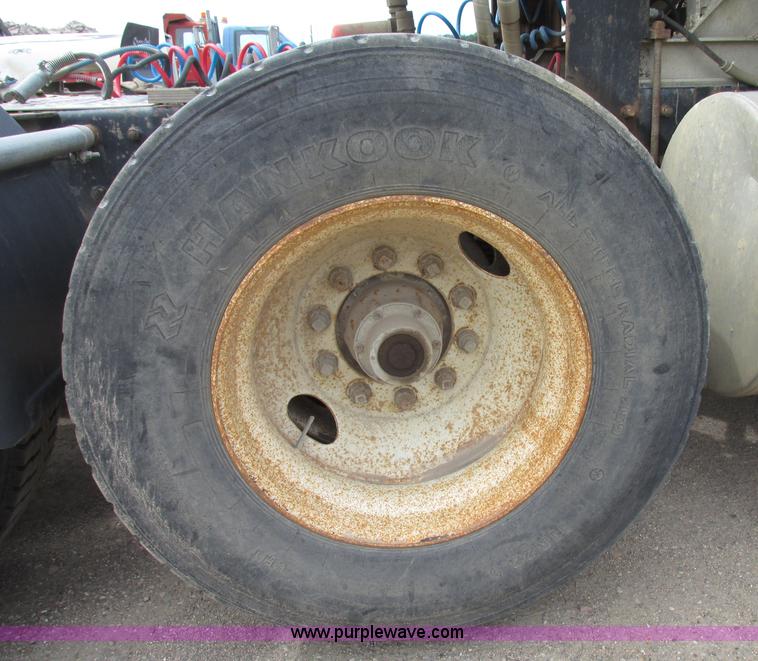 image for item G9999 1993 Mack CH613 semi truck