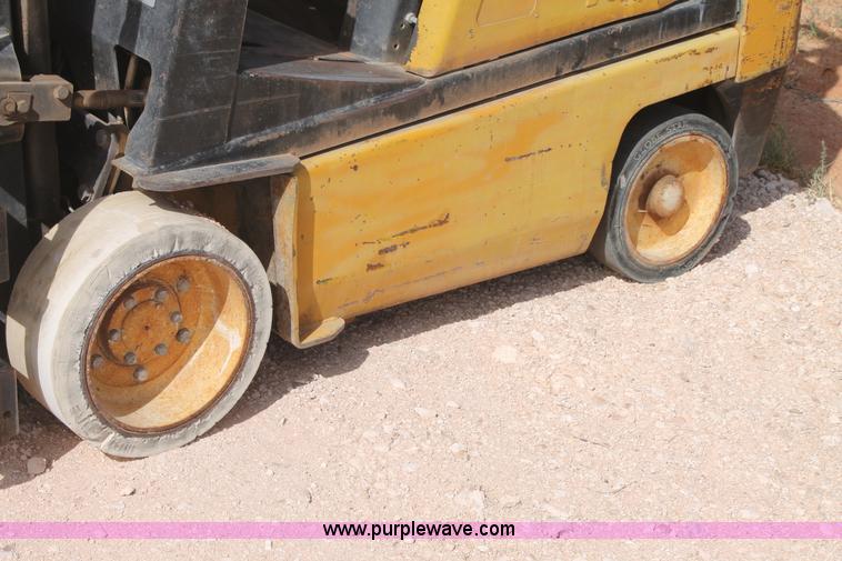image for item H1724 Yale GLC040AENUAE083 fork lift