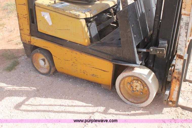 image for item H1724 Yale GLC040AENUAE083 fork lift
