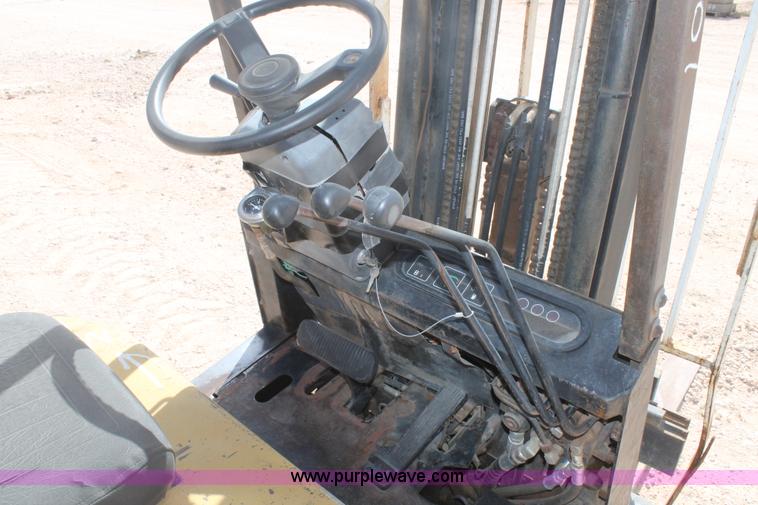 image for item H1724 Yale GLC040AENUAE083 fork lift
