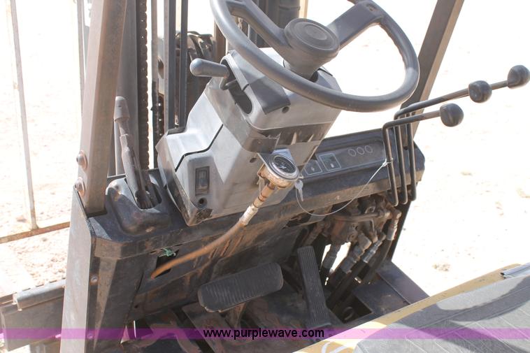 image for item H1724 Yale GLC040AENUAE083 fork lift
