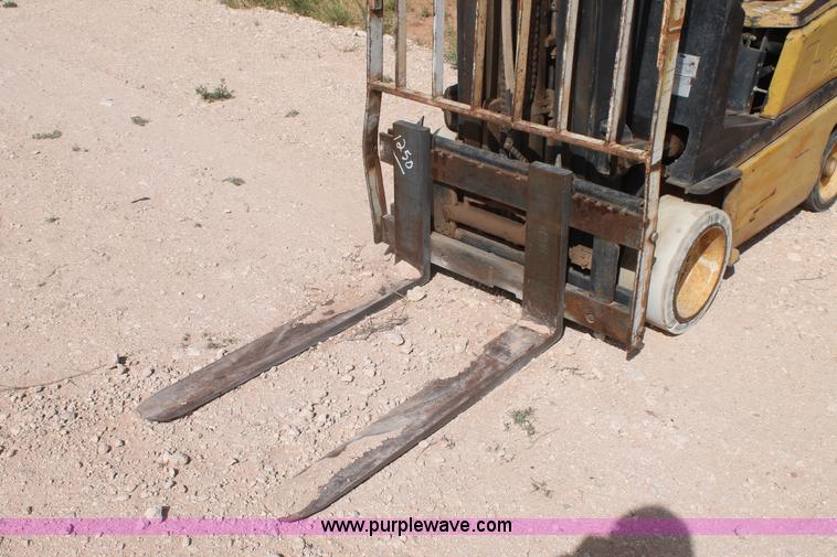 image for item H1724 Yale GLC040AENUAE083 fork lift