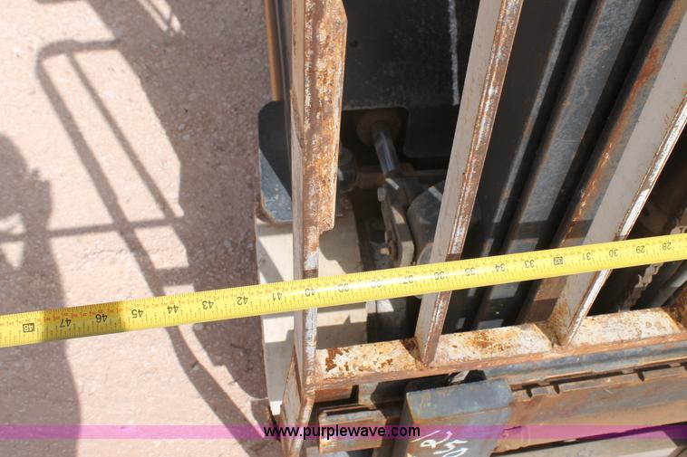 image for item H1724 Yale GLC040AENUAE083 fork lift