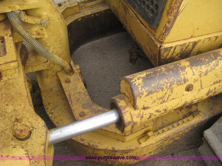 image for item H5255 1991 Caterpillar D5H Series II dozer with vibratory cable plow