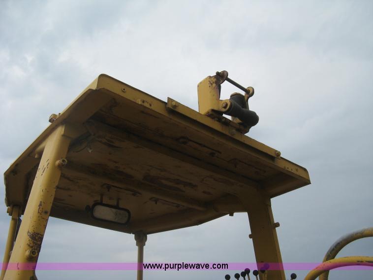 image for item H5255 1991 Caterpillar D5H Series II dozer with vibratory cable plow
