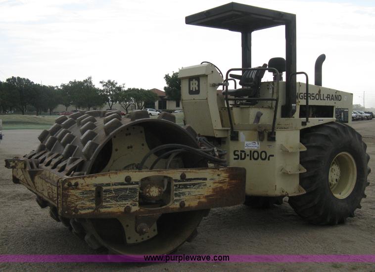 image for item H5256 1990 Ingersoll Rand SD-100F articulated vibratory pad foot roller