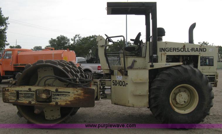 image for item H5256 1990 Ingersoll Rand SD-100F articulated vibratory pad foot roller