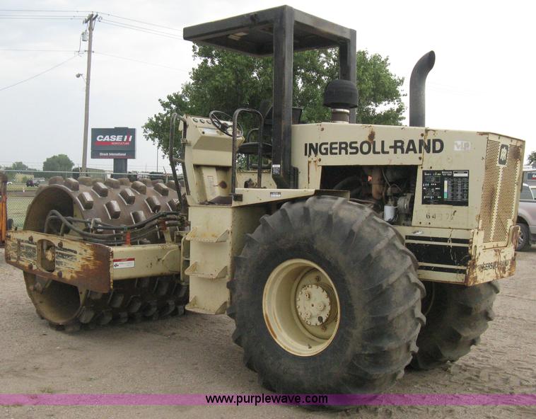 image for item H5256 1990 Ingersoll Rand SD-100F articulated vibratory pad foot roller