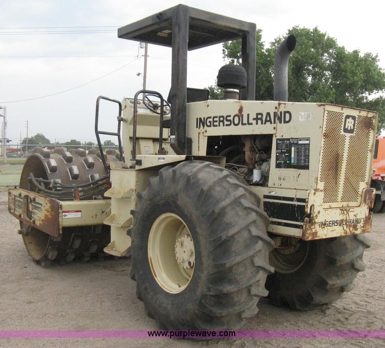 image for item H5256 1990 Ingersoll Rand SD-100F articulated vibratory pad foot roller