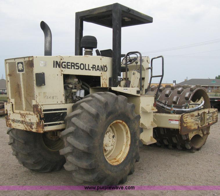 image for item H5256 1990 Ingersoll Rand SD-100F articulated vibratory pad foot roller