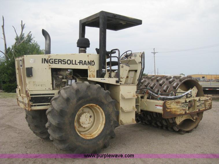 image for item H5256 1990 Ingersoll Rand SD-100F articulated vibratory pad foot roller