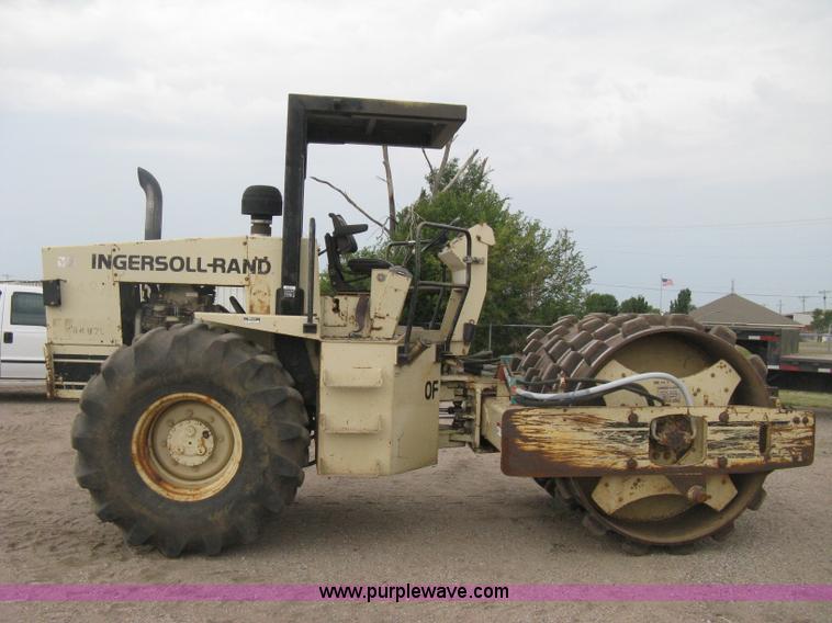 image for item H5256 1990 Ingersoll Rand SD-100F articulated vibratory pad foot roller
