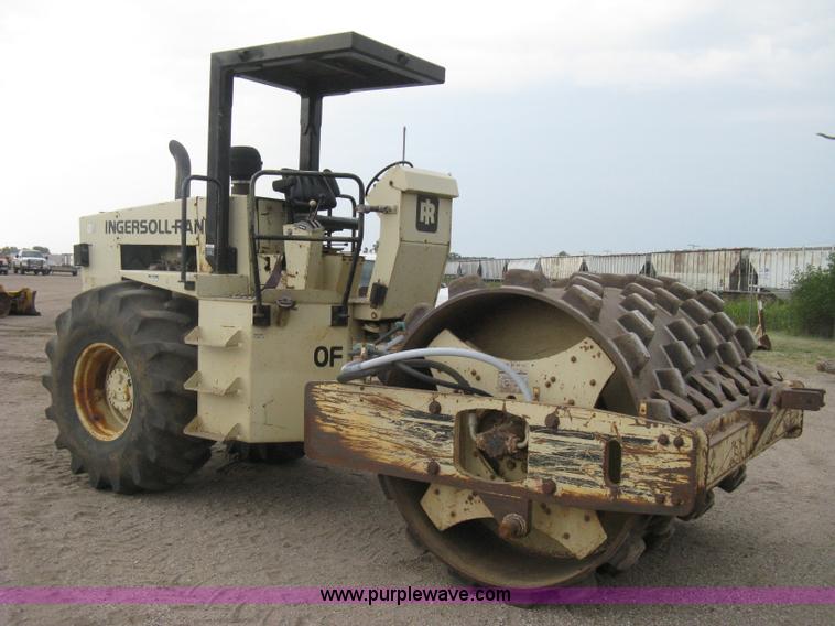 image for item H5256 1990 Ingersoll Rand SD-100F articulated vibratory pad foot roller