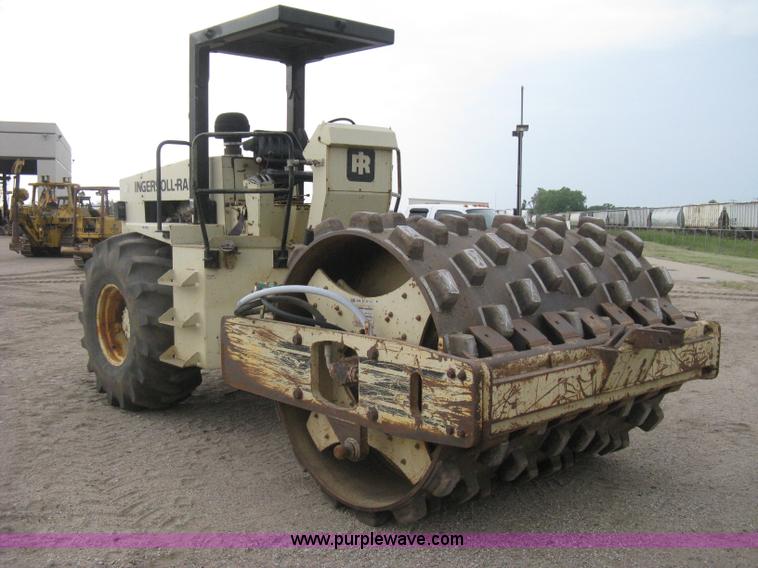 image for item H5256 1990 Ingersoll Rand SD-100F articulated vibratory pad foot roller