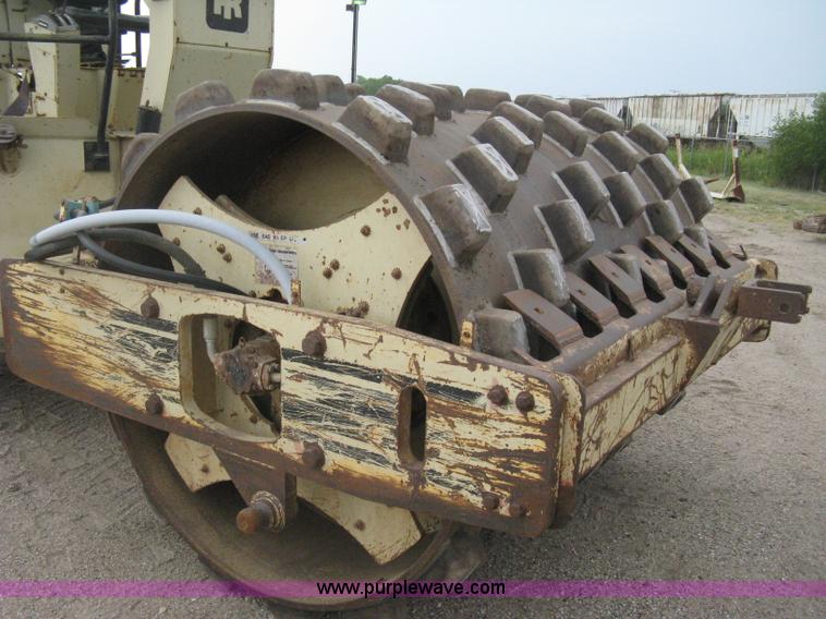 image for item H5256 1990 Ingersoll Rand SD-100F articulated vibratory pad foot roller
