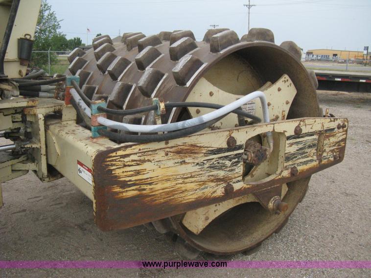 image for item H5256 1990 Ingersoll Rand SD-100F articulated vibratory pad foot roller