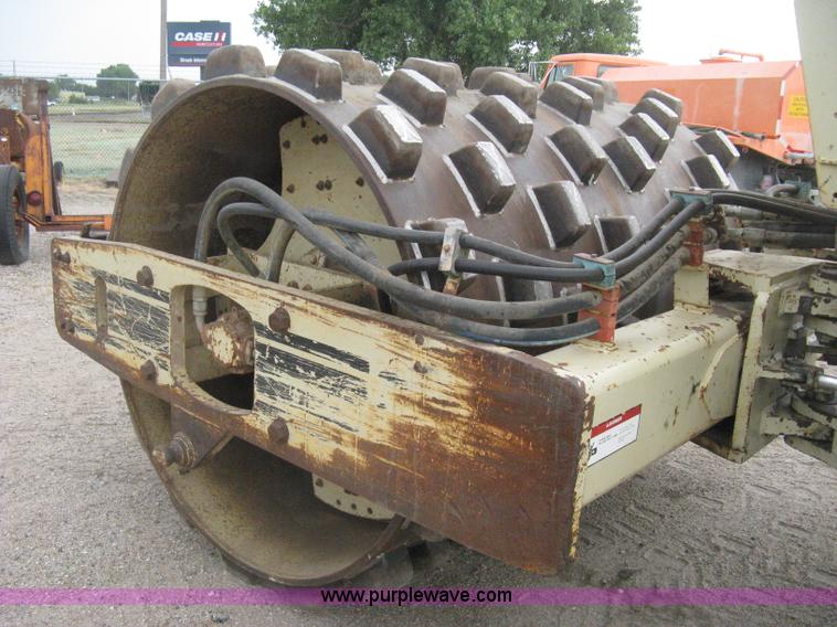image for item H5256 1990 Ingersoll Rand SD-100F articulated vibratory pad foot roller