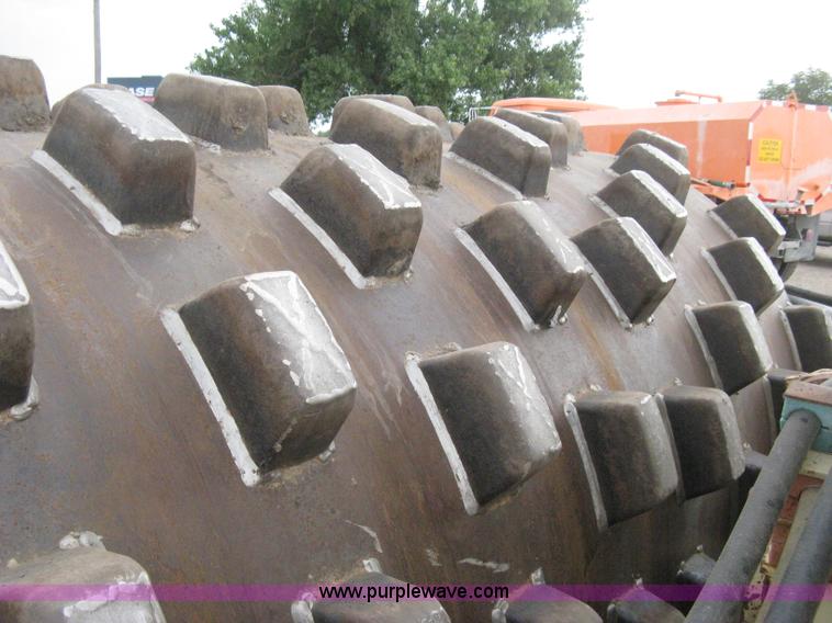 image for item H5256 1990 Ingersoll Rand SD-100F articulated vibratory pad foot roller