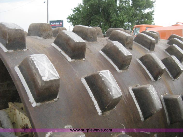 image for item H5256 1990 Ingersoll Rand SD-100F articulated vibratory pad foot roller