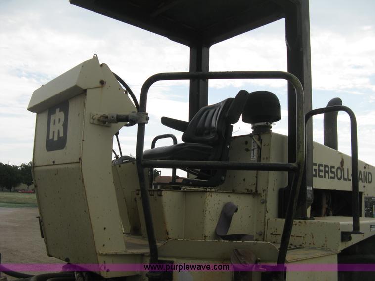 image for item H5256 1990 Ingersoll Rand SD-100F articulated vibratory pad foot roller