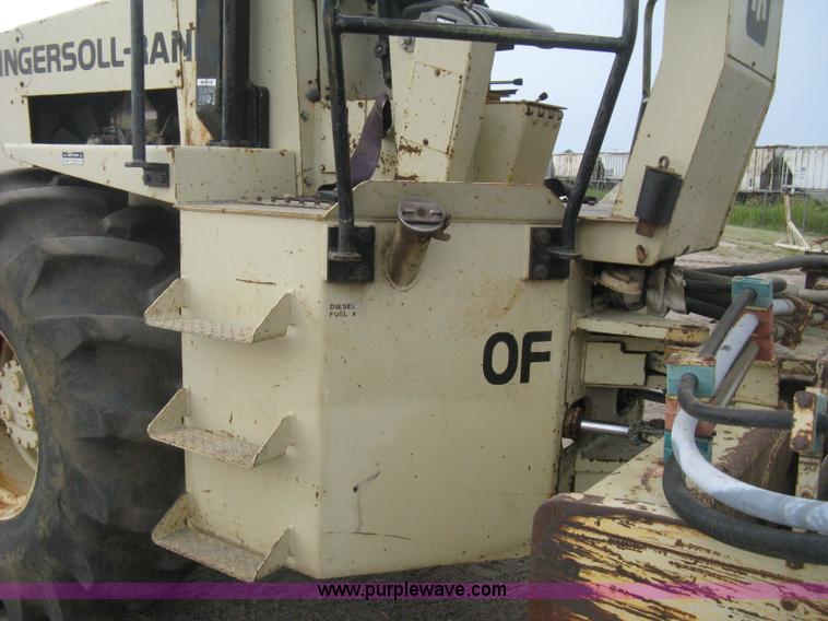 image for item H5256 1990 Ingersoll Rand SD-100F articulated vibratory pad foot roller