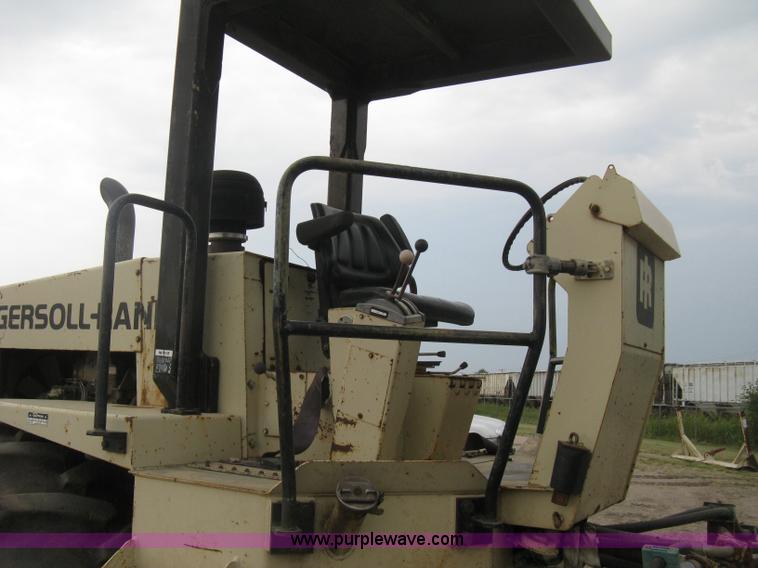 image for item H5256 1990 Ingersoll Rand SD-100F articulated vibratory pad foot roller