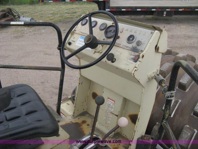image for item H5256 1990 Ingersoll Rand SD-100F articulated vibratory pad foot roller