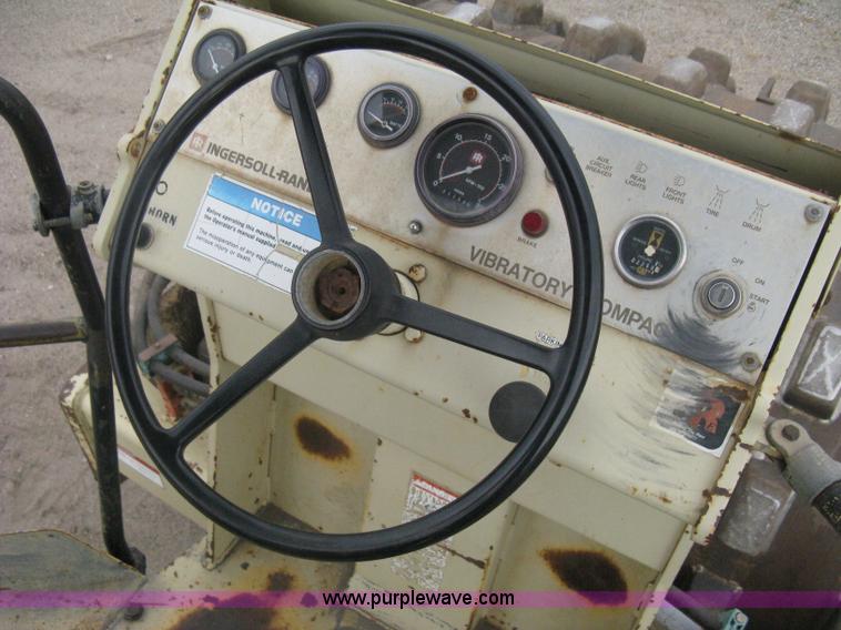 image for item H5256 1990 Ingersoll Rand SD-100F articulated vibratory pad foot roller