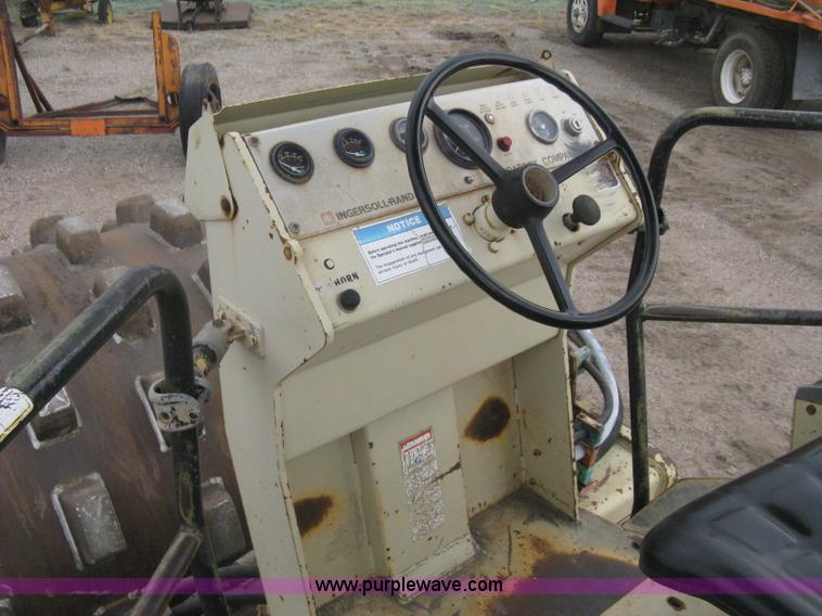 image for item H5256 1990 Ingersoll Rand SD-100F articulated vibratory pad foot roller